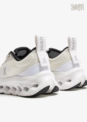 On Cloud | Cloudtilt 2 Loewe Sneakers – Sand / White – Product Image 3