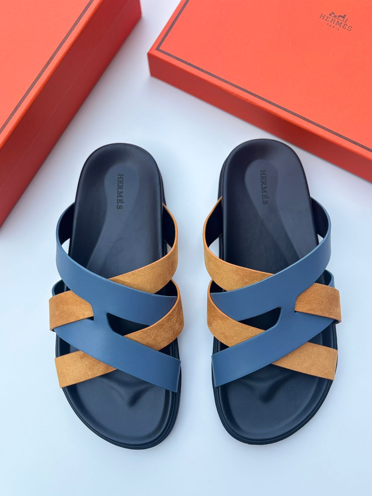 Hermès Izmir Sandal (Blanc / Noir)
