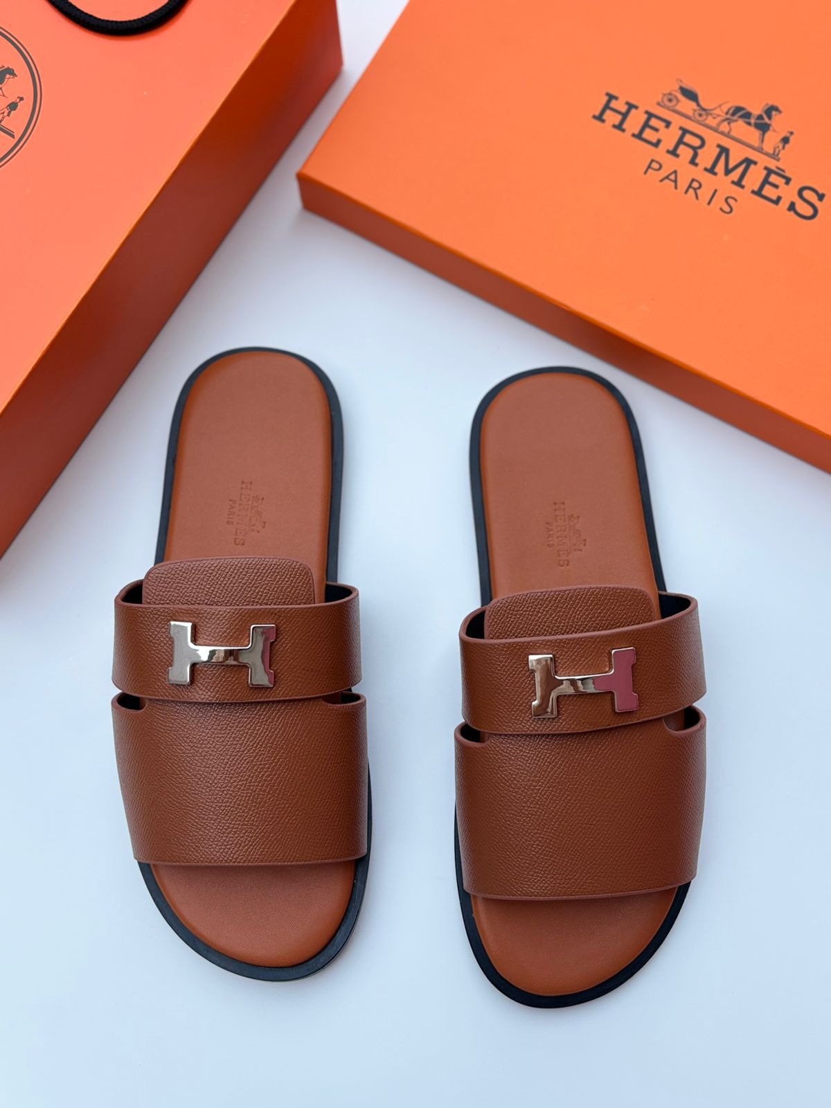 Hermès Izmir Sandal (Blanc / Bleu Marine)