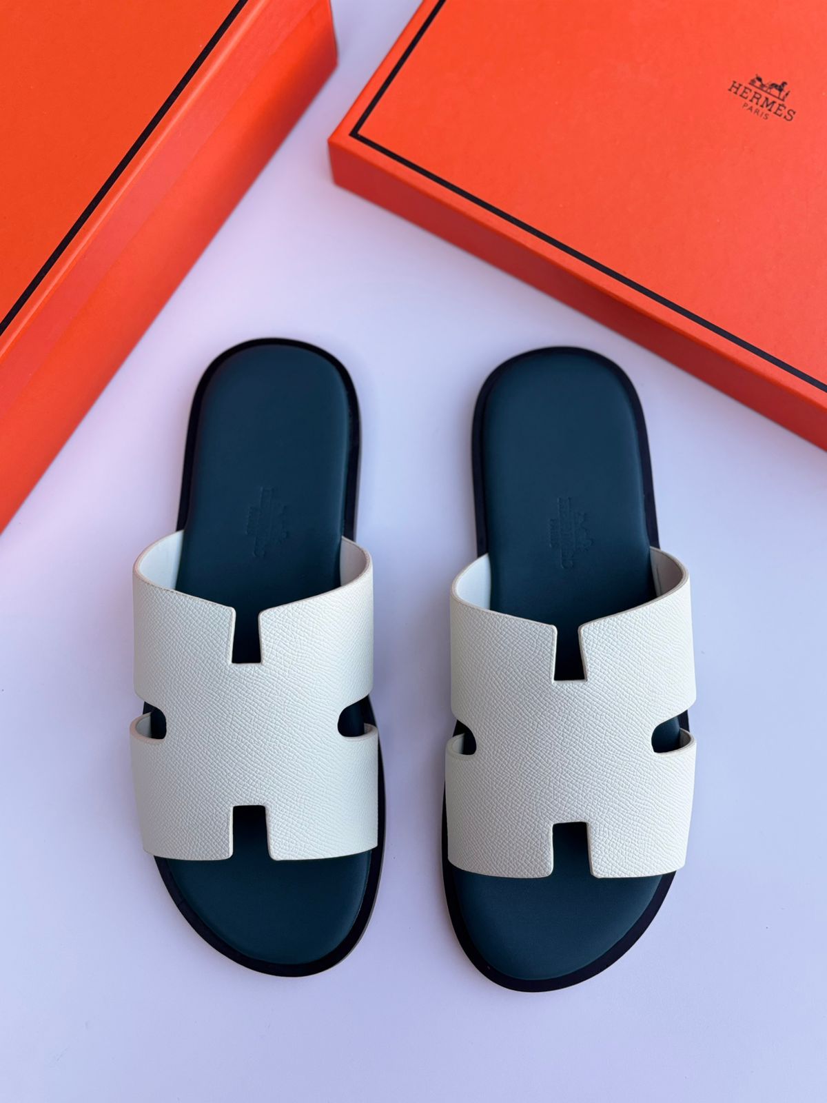 Hermès Izmir Sandal Noir Orange
