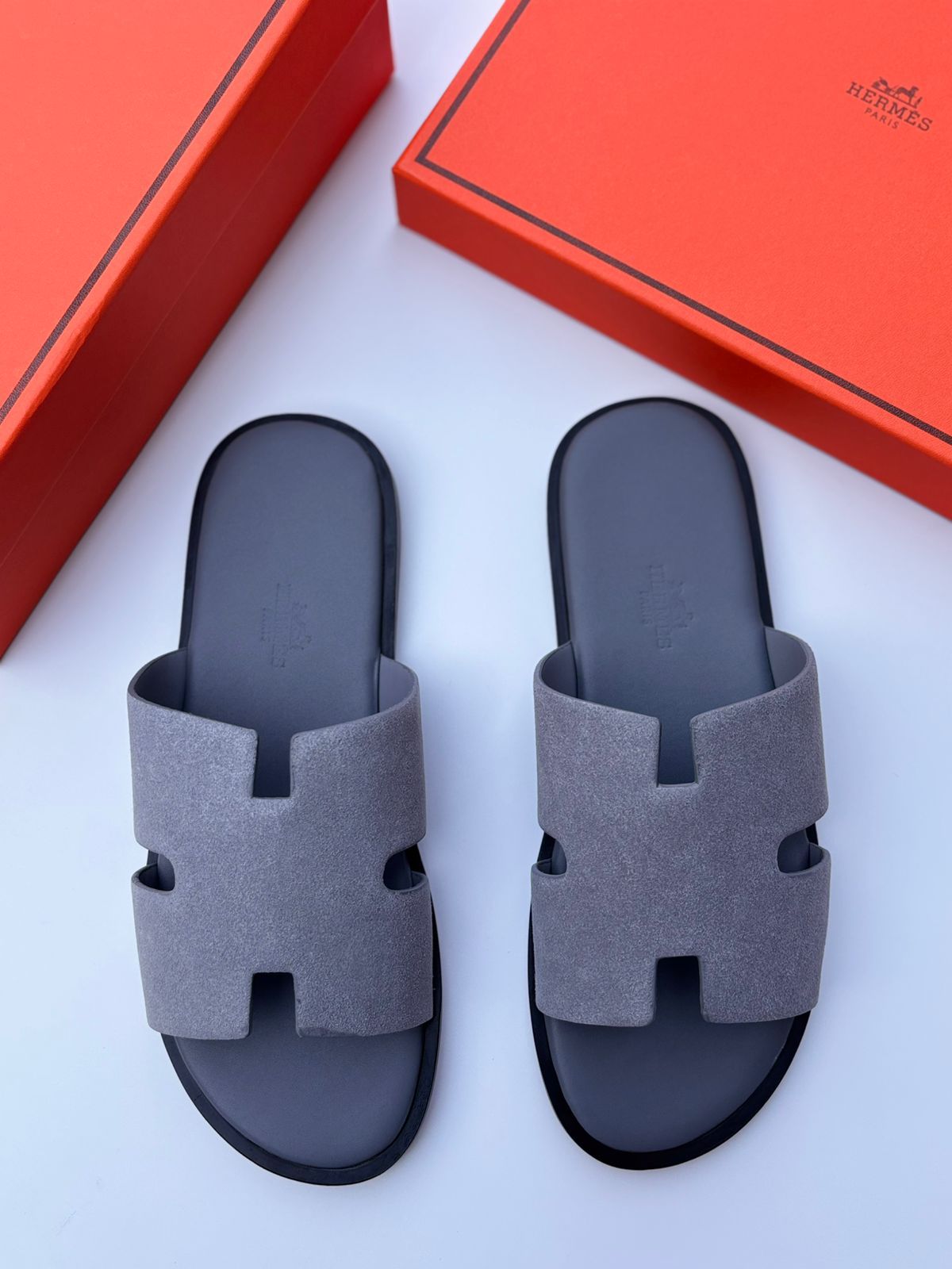 Hermès Izmir Sandal (Ocre / Noir)