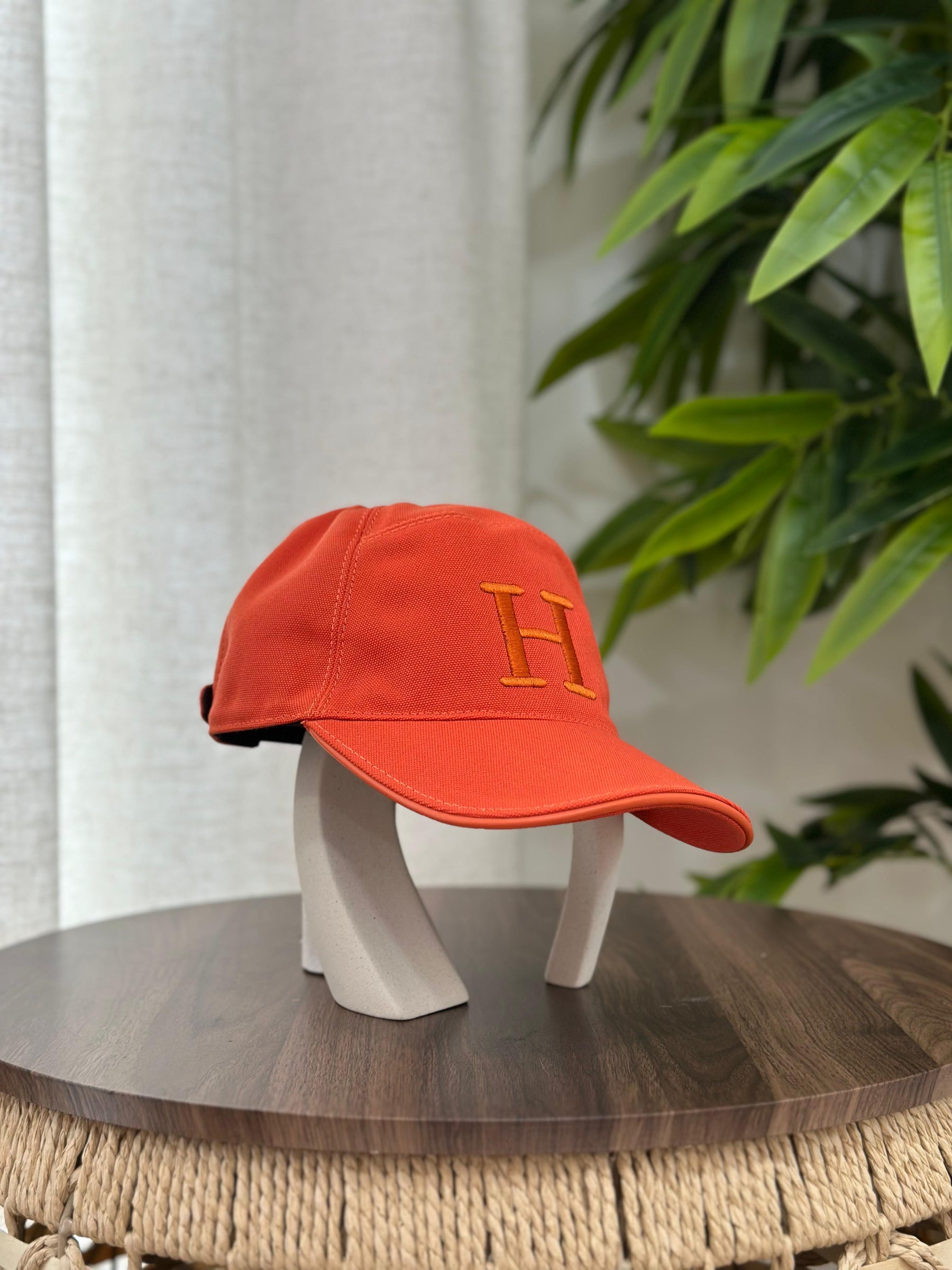 Hermès Nevada "H Circle" Cap (Noir/Rouge)