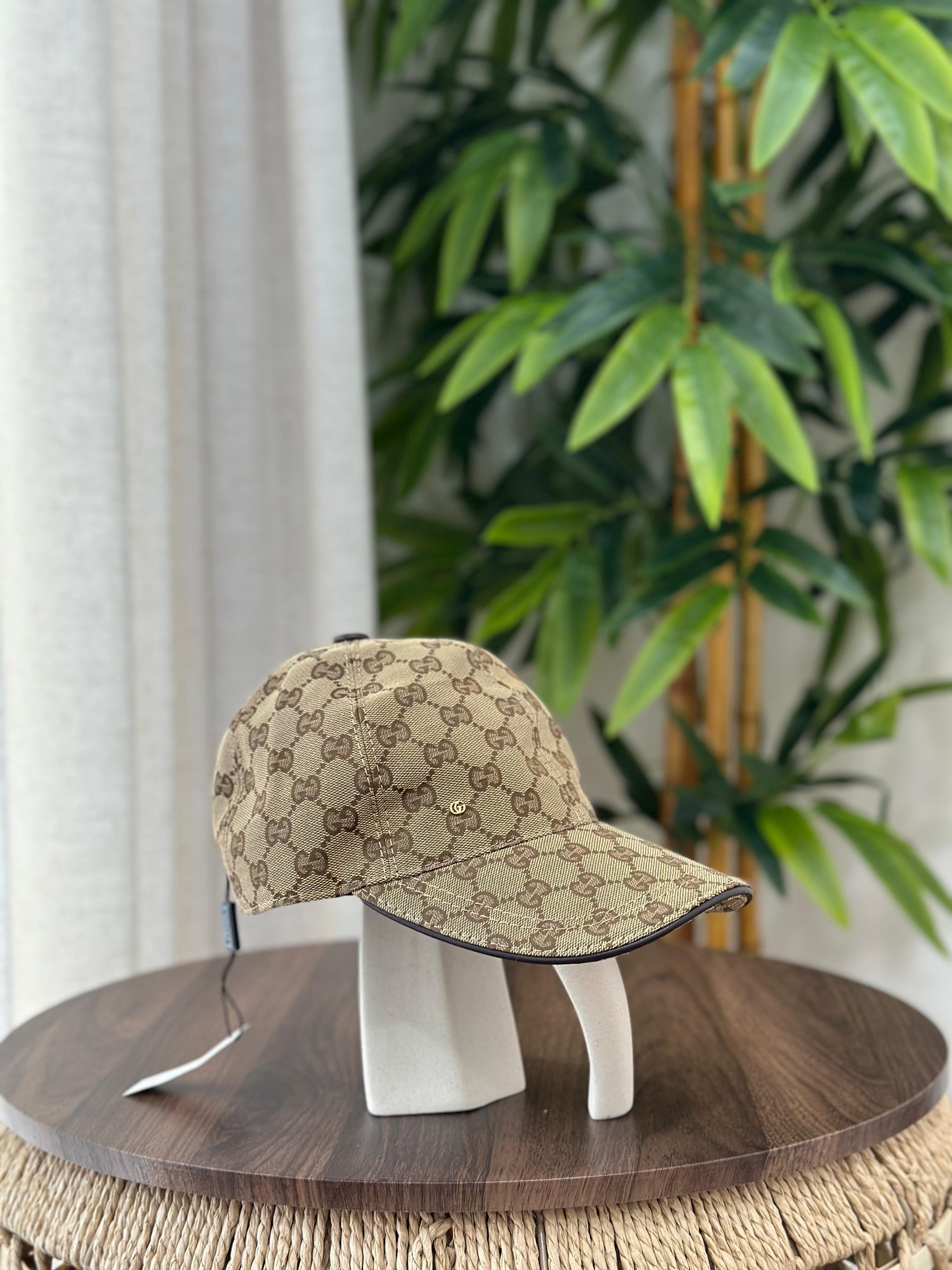 Gucci GG Canvas Baseball Hat with Embroidered Logo (Black)