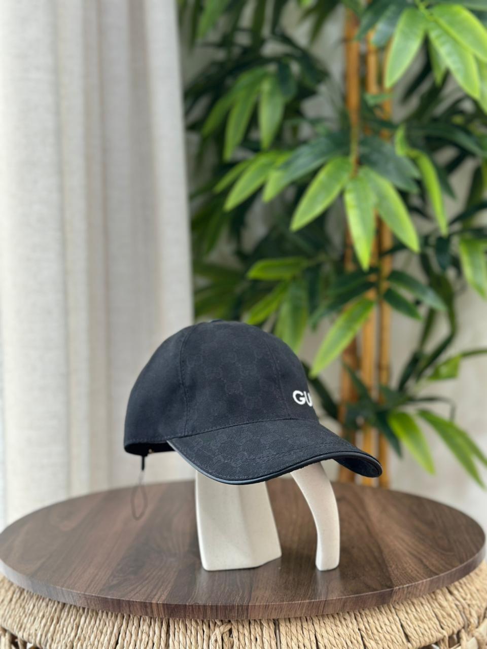 GG Canvas Baseball Hat with Interlocking G Stripe (Black)
