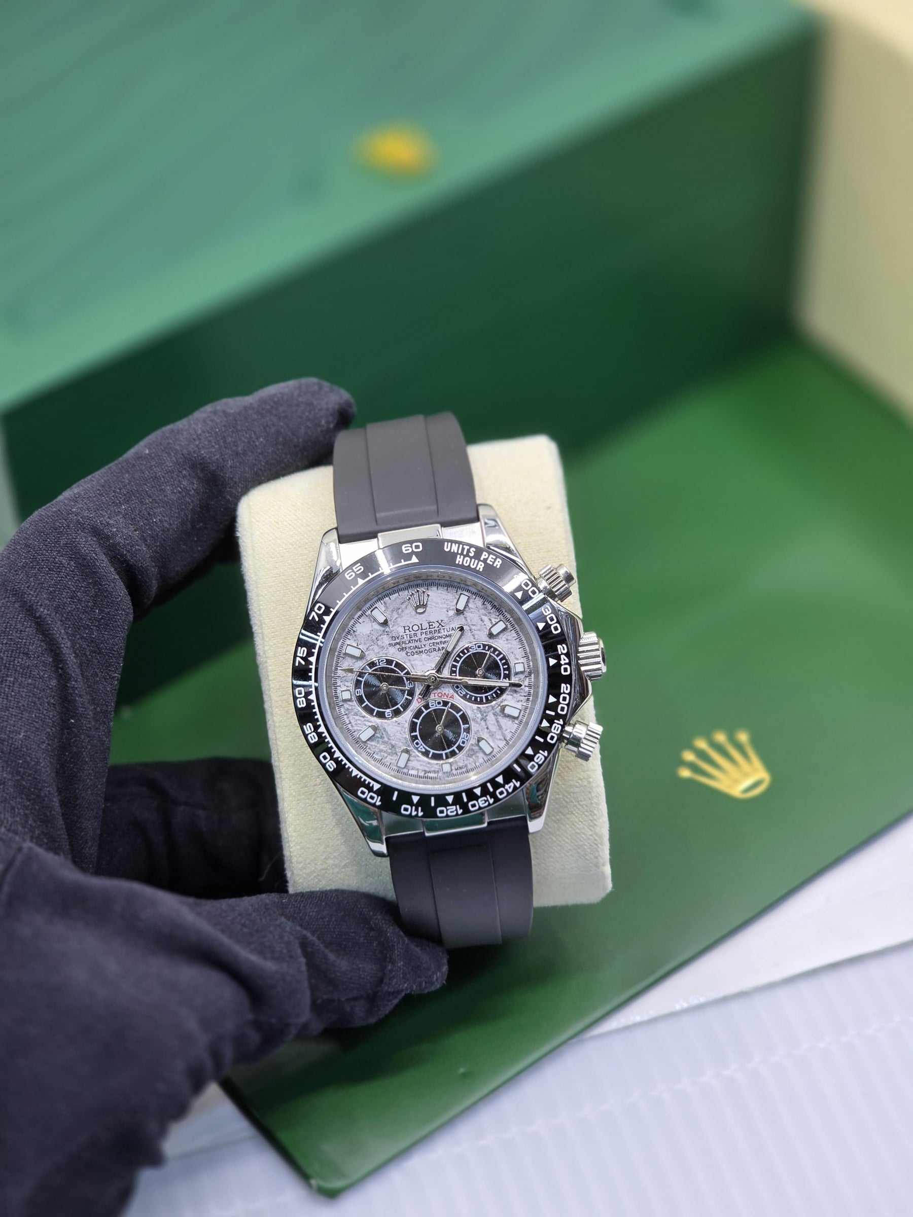 Rolex Cosmograph Daytona (Yellow Gold / White Dial / Oysterflex)