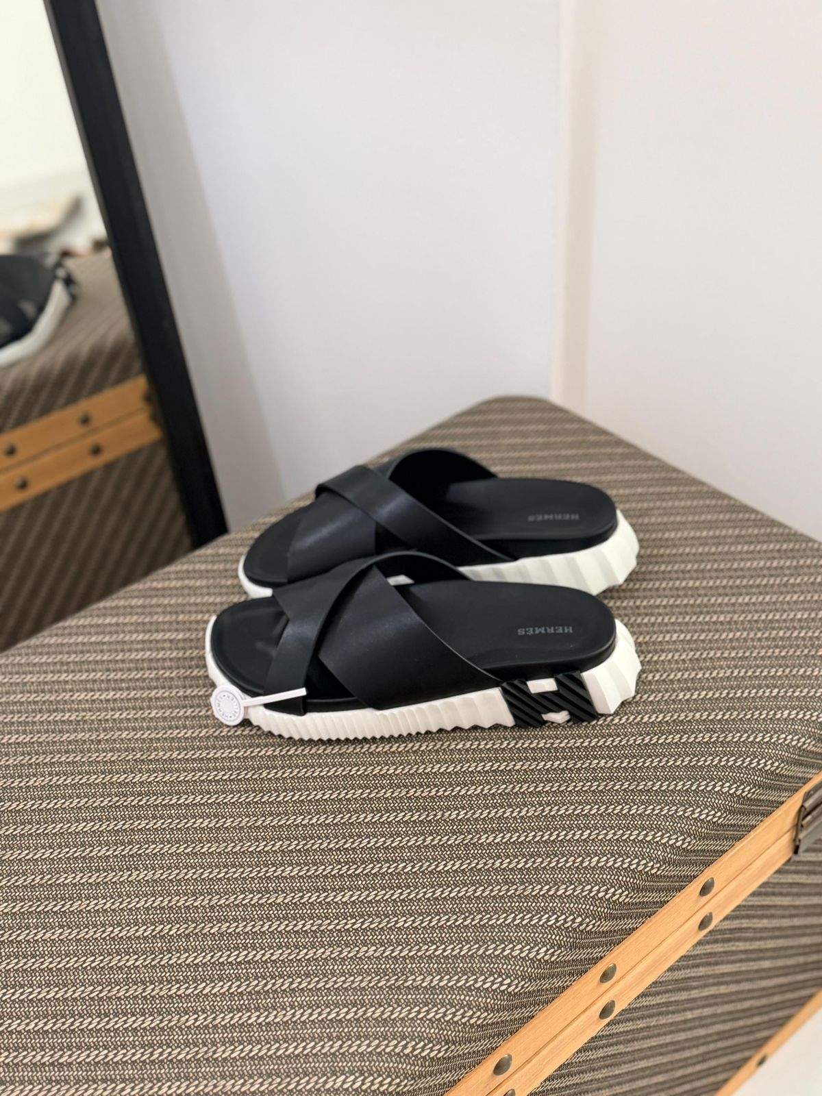 Hermès Electro Sandal (Blanc / Noir)