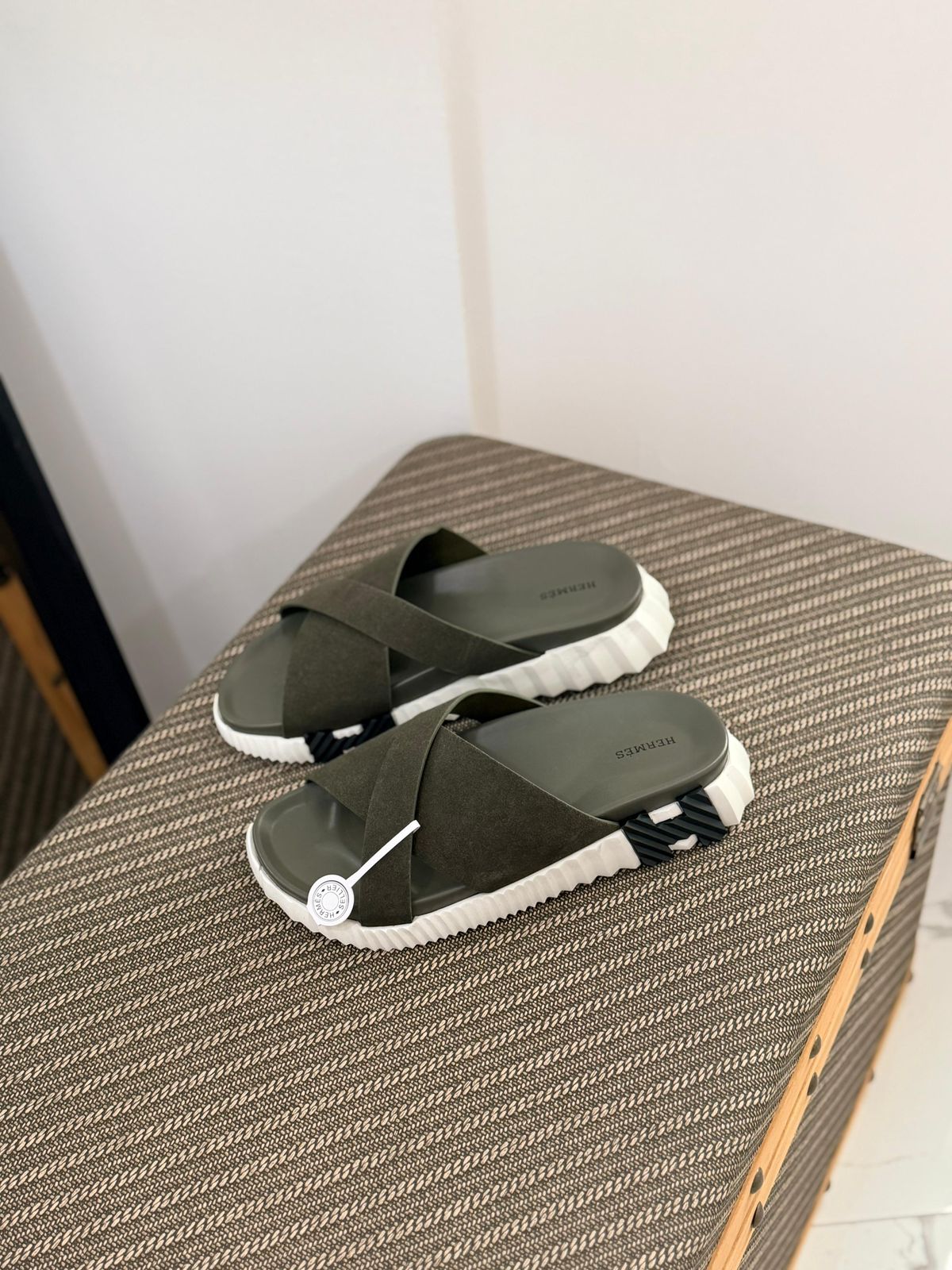Hermès Electro Sandal (Blanc / Noir)