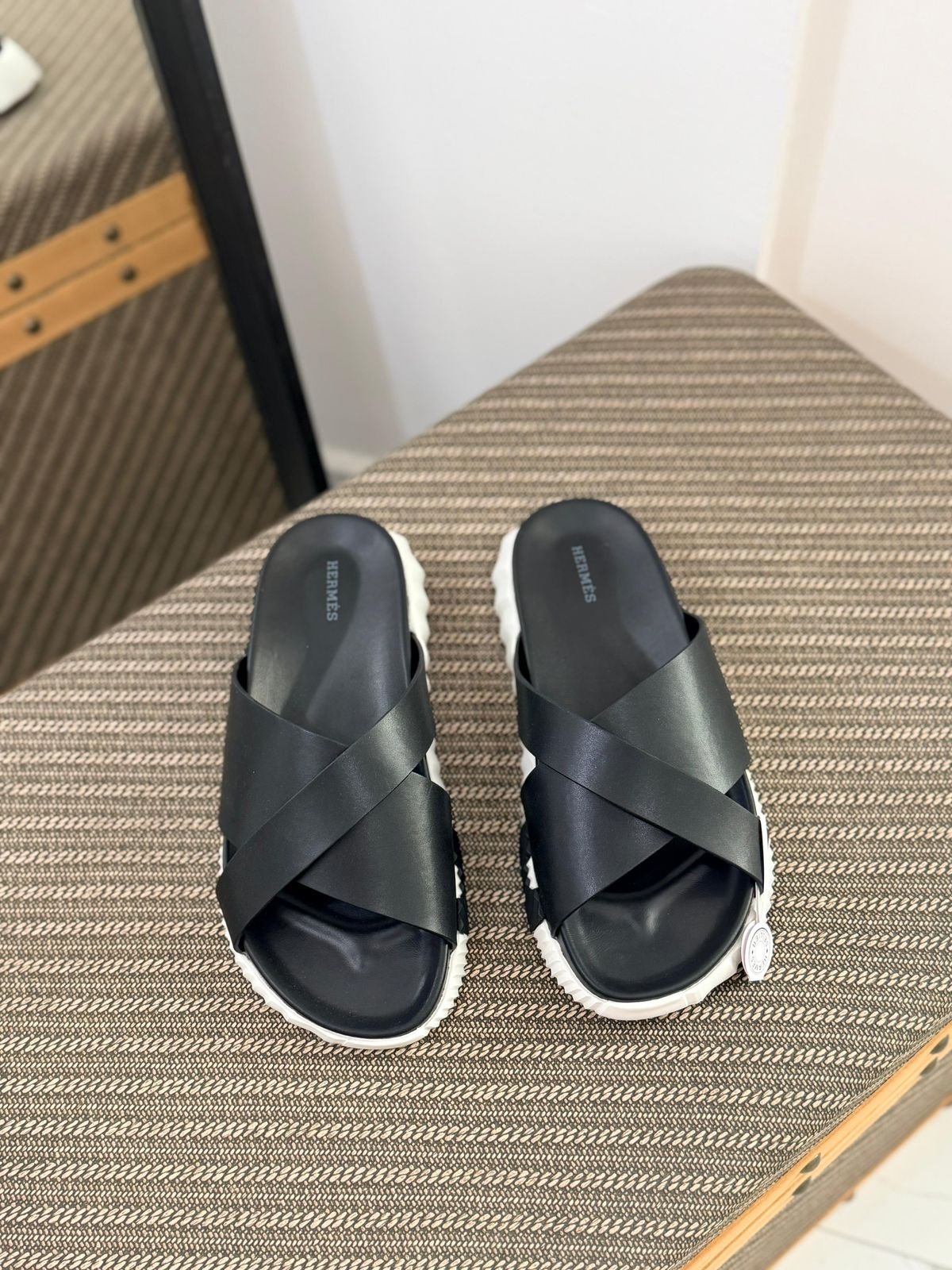Hermès Electro Sandal (Blanc / Noir)
