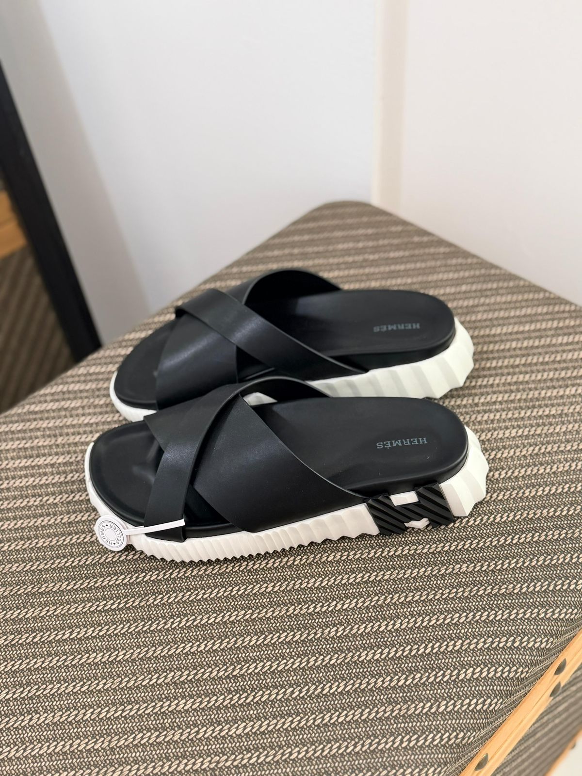 Hermès Electro Sandal (Blanc / Noir)